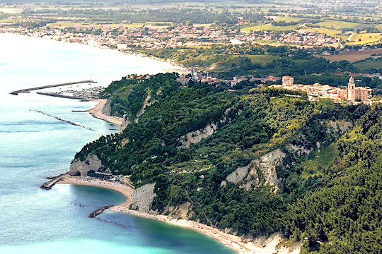 Sirolo e la costa dal Monte Conero